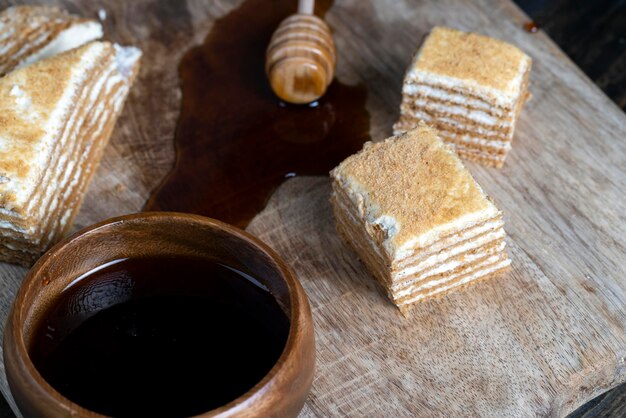 Taart gemaakt van dunne honingkoekjes en een dun romig laagje met vanillesmaakcake met meel honingzuivelproducten