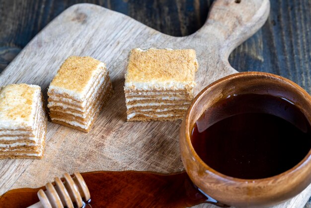 Taart gemaakt van dunne honingkoekjes en een dun romig laagje