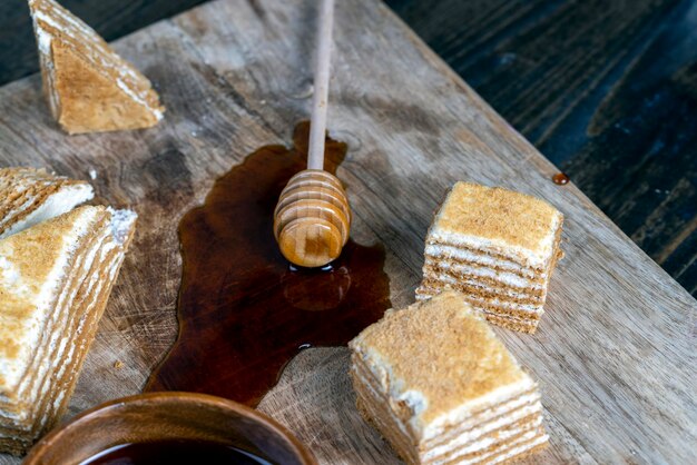 Foto taart gemaakt van dunne honingkoekjes en een dun romig laagje