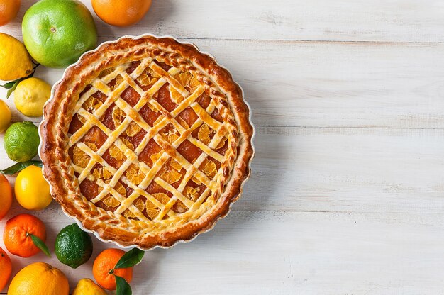 Taart gevuld met jam en schijfjes citrus mandarijn