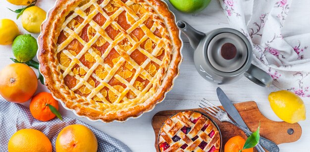 Taart gevuld met jam en schijfjes citrus mandarijn