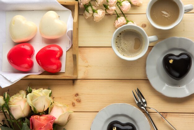 Taart in de vorm van hart op valentijnsdag