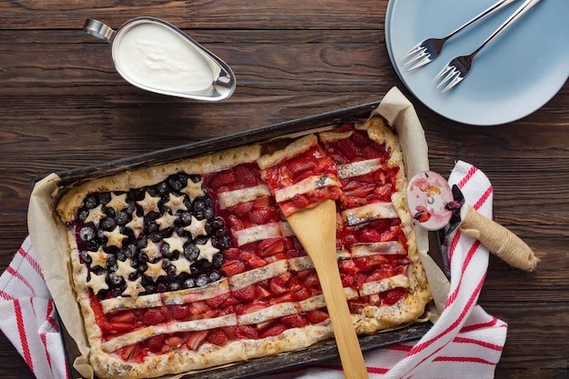 Taart met aardbeien en bosbessen Amerikaanse vlag. 4 juli. Amerikaanse onafhankelijkheidsdag