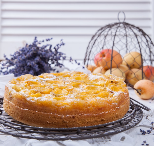 Taart met abrikozen. zelfgemaakte cake, met lavendel