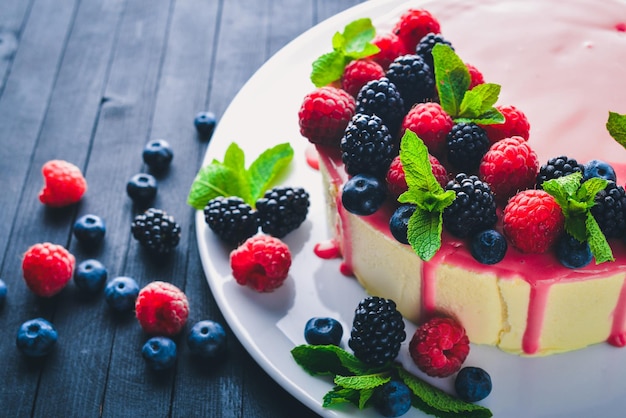 Taart met boter en verse bessen en fruit Dessert Op een houten achtergrond Bovenaanzicht Vrije ruimte voor uw tekst