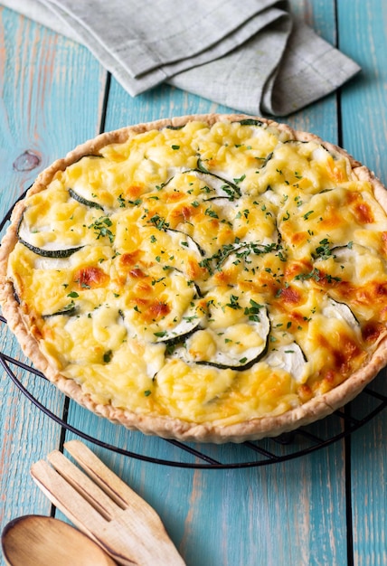 Taart met courgette kaas en kruiden Quiche Vegetarisch eten Gezond eten