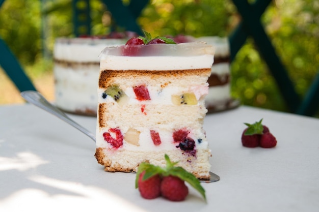 Taart met fruit en bessen in gelei op witte achtergrond