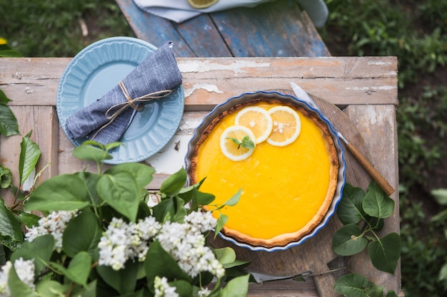 Taart met lemon curd. Citroentaart. Amerikaanse keuken. Toetje. Natuurlijke tuin. bovenaanzicht