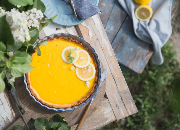 Taart met lemon curd. Citroentaart. Amerikaanse keuken. Toetje. Natuurlijke tuin. bovenaanzicht