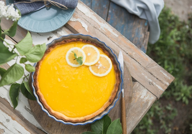 Taart met lemon curd. Citroentaart. Amerikaanse keuken. Toetje. Natuurlijke tuin.