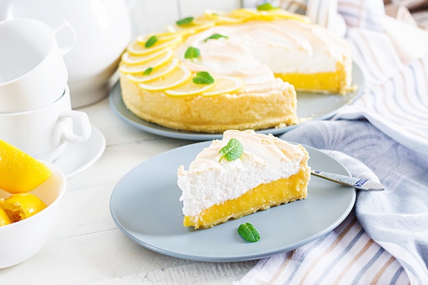 Taart met lemon curd en meringue