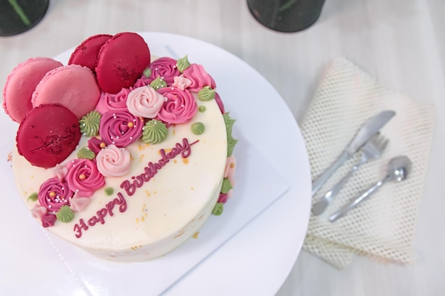 taart met roze glazuur mooie bloemen en eetbaar zilver als decoratie