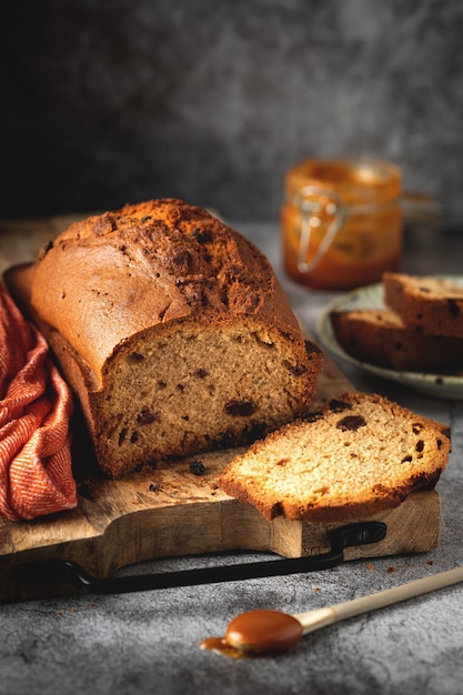 Taart met rozijnen op een houten bord, zelfgemaakte gebakken goederen met gedroogde vruchten