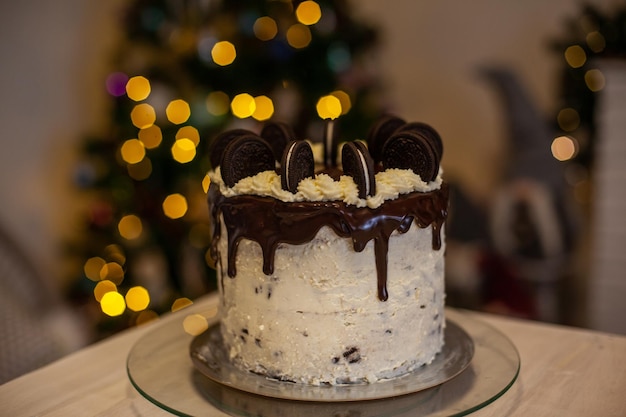 Taart met zwarte koekjes en met intreepupil kerstboom achtergrond