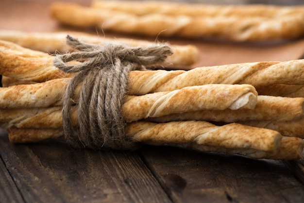 Taart of brood sticks met touwzak op hout