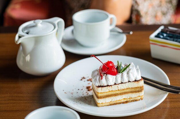 Taart op tafel met theedessert ontspannen tijd