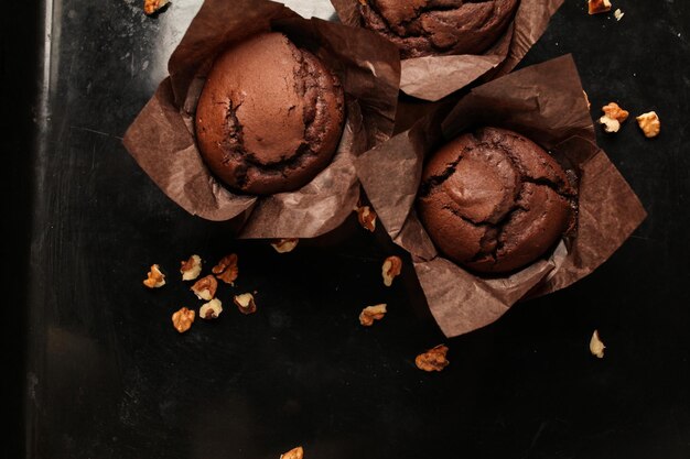 Taart van chocolade fondant taart chocolade muffins met walnoten rozijnen en geraspte chocolade