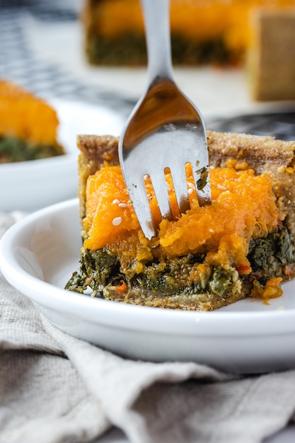 Taart van pompoen en snijbiet met volkoren meel. Veganistisch thuis koken.