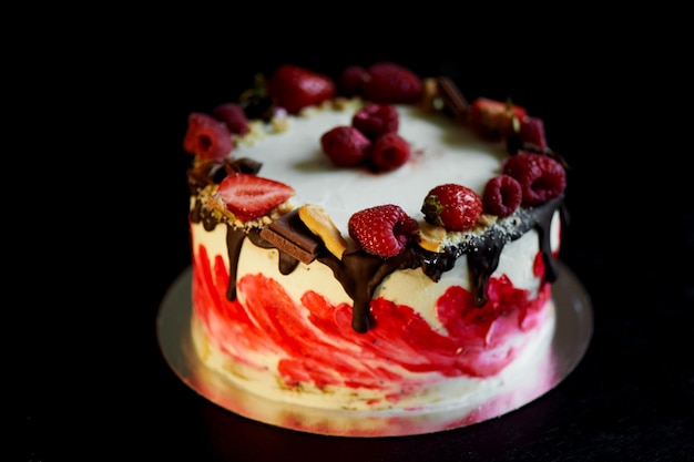 Taartbessen Ontzettend zachte maanzaadcake met zure room gekonfijte kersen en krenten en een laagje knapperige meringue