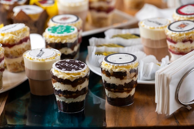 Taarten en zoete lekkernijen voor kinderen voor een verjaardag in een restaurant een candybar met snoep op een feesttafel