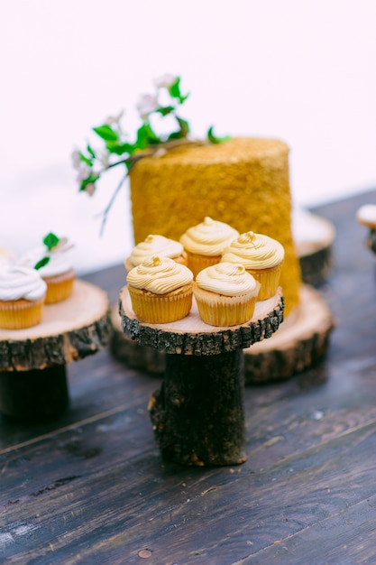 Taarten op een houten tafel voor een bruiloft candy bar