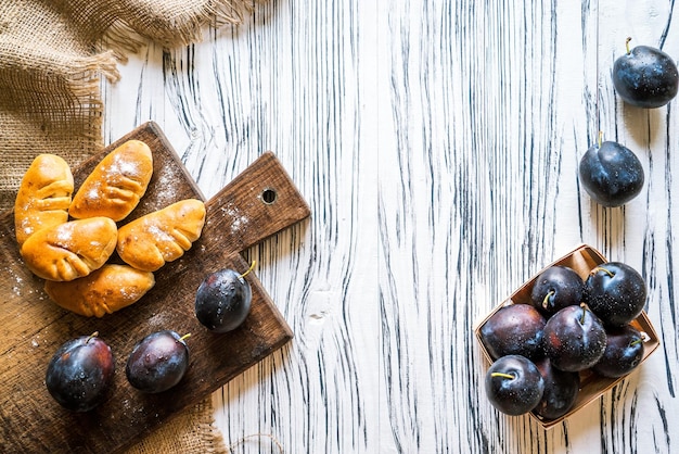 Taarten pruimen op een witte houten achtergrond 2