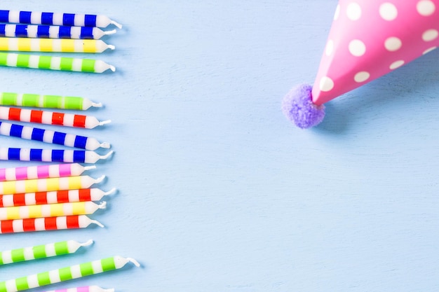 Taartkaarsen voor kinderen Verjaardagsfeestje in primaire kleuren.