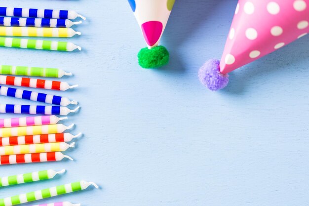 Taartkaarsen voor kinderen Verjaardagsfeestje in primaire kleuren.