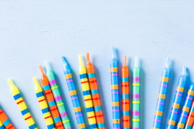 Taartkaarsen voor kinderen Verjaardagsfeestje in primaire kleuren.