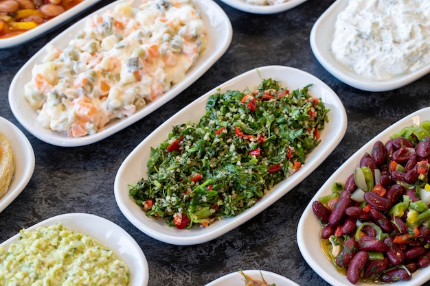 Tabboule 전채 터키식 및 아랍식 전통 요리 meze 메인 코스와 함께 제공되는 스낵 자연 채식 음식 대량 전채 요리 현지 이름 taboule mezze