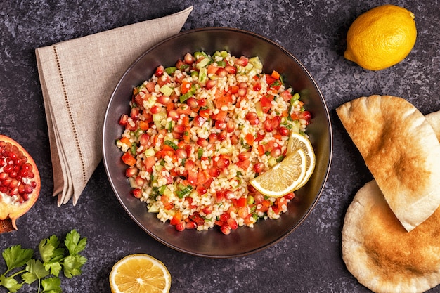 검은 접시에 Tabbouleh 샐러드