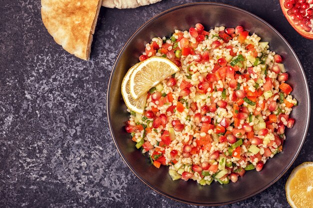 검은 접시에 Tabbouleh 샐러드