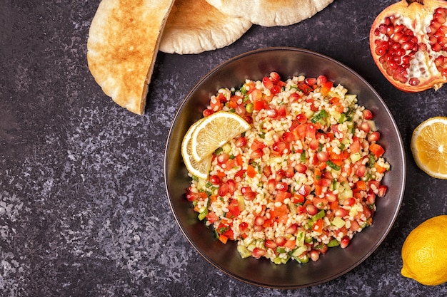 어두운 배경에 Tabbouleh 샐러드