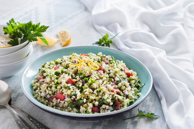 타불레 샐러드. bulgur, 파슬리, 민트, 토마토를 곁들인 전통적인 중동 또는 아랍 채식 샐러드. 복사 공간