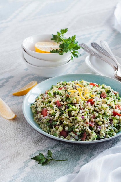 Tabbouleh 샐러드 bulgur 파슬리 민트와 토마토를 곁들인 전통적인 중동 채식 샐러드