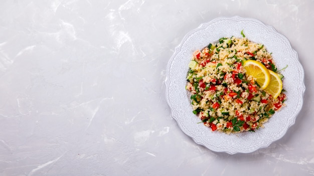 Foto insalata di tabulé con cuscus. sacco di estate