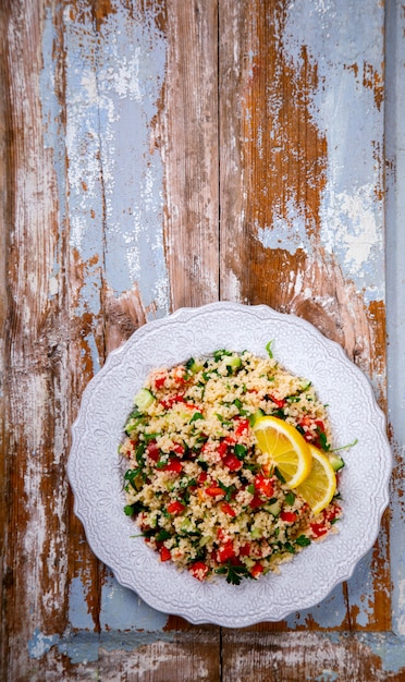 Insalata di tabulé con cuscus. sacco di estate