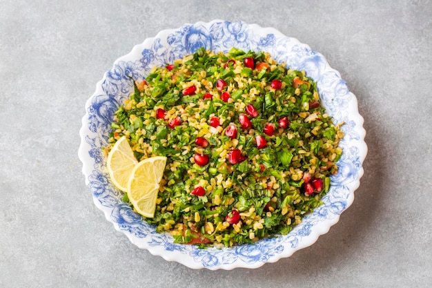 Tabbouleh-salade is een traditioneel Midden-Oosters of Arabisch gerecht Vegetarische salade met peterselie-munt-bulgur-tomaat Turkse naam Tabule salatasi