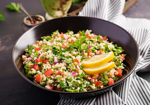 Tabbouleh salade Traditioneel Midden-Oosters of Arabisch gerecht Levantische vegetarische salade met peterselie, munt, bulgur en tomaten