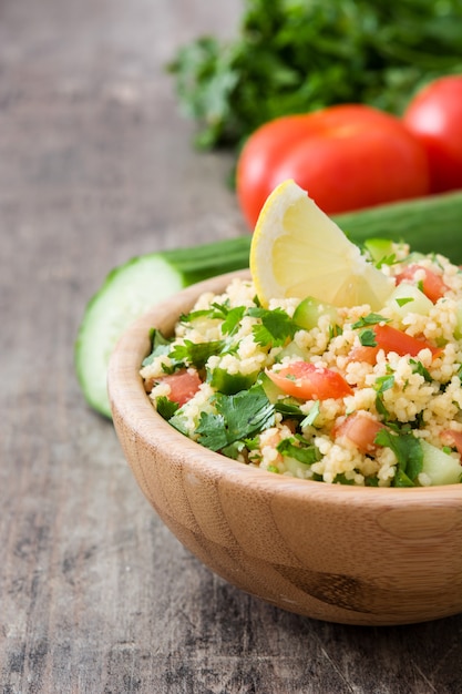 Tabboulehsalade met couscous op houten lijst