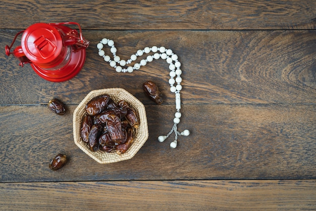 Tabel bovenaanzicht luchtfoto van decoratie Ramadan Kareem vakantie achtergrond.