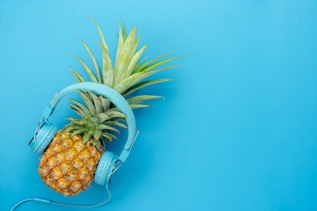 Tabel bovenaanzicht luchtfoto van voedsel voor zomer vakantie seizoen &amp; muziek.