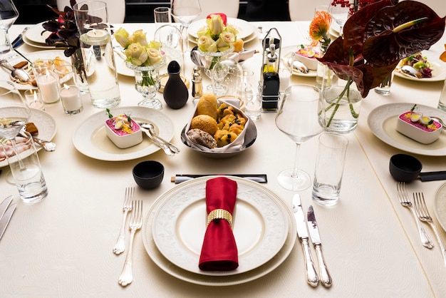 Tabel geserveerd in een restaurant maaltijd en eten op een tafel