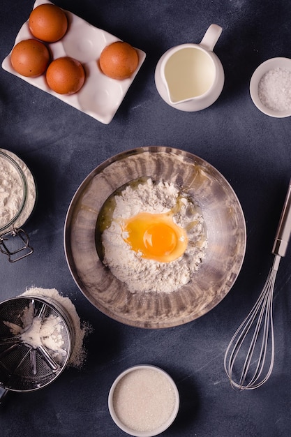Tabel met bakproducten en gereedschappen Culinair bakconcept