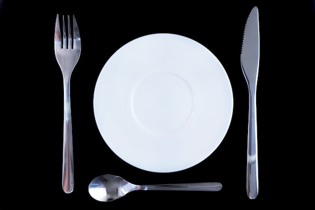 Tabel serveermes, bord, vork op verschillende kleur achtergrond.