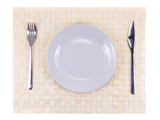 Tabel serveermes, bord, vork op verschillende kleur achtergrond.