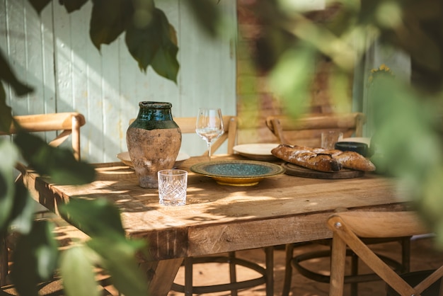 Tabel voor het diner op de veranda