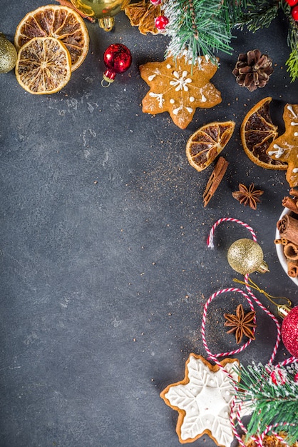 Tabel voor het koken van kerstkoekjes en cakes voor vakantie bakken met ingrediënten