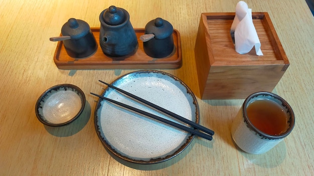 写真 寿司屋の食器 ティッシュ わさび チリパウダー 胡椒 ティッシュボックス カップ 皿とお箸