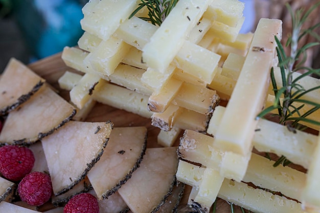 Tabla de queso de diferentes sabores y colores